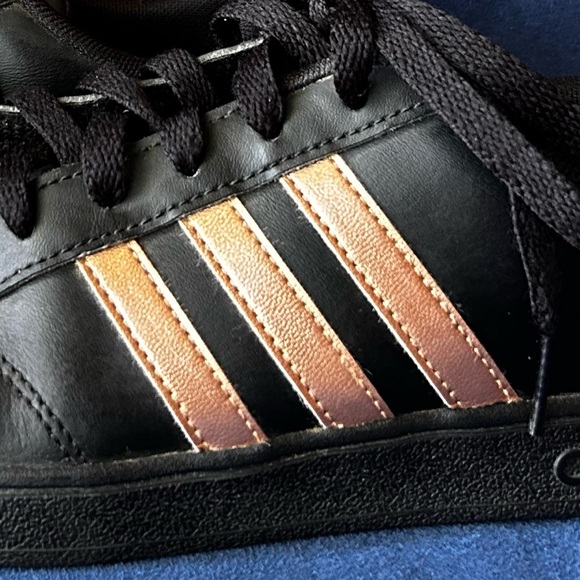 Adidas size 6.5 gold and black sneakers - Picture 3 of 6